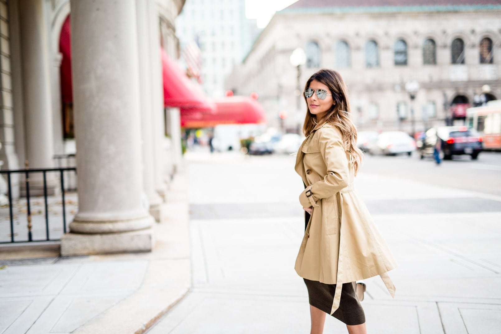 Pam Hetlinger wearing a Forever 21 knit midi dress, Chloe Georgia Bag, Chloe Fringe Sandals, Trench Coat and Mirrored Aviators