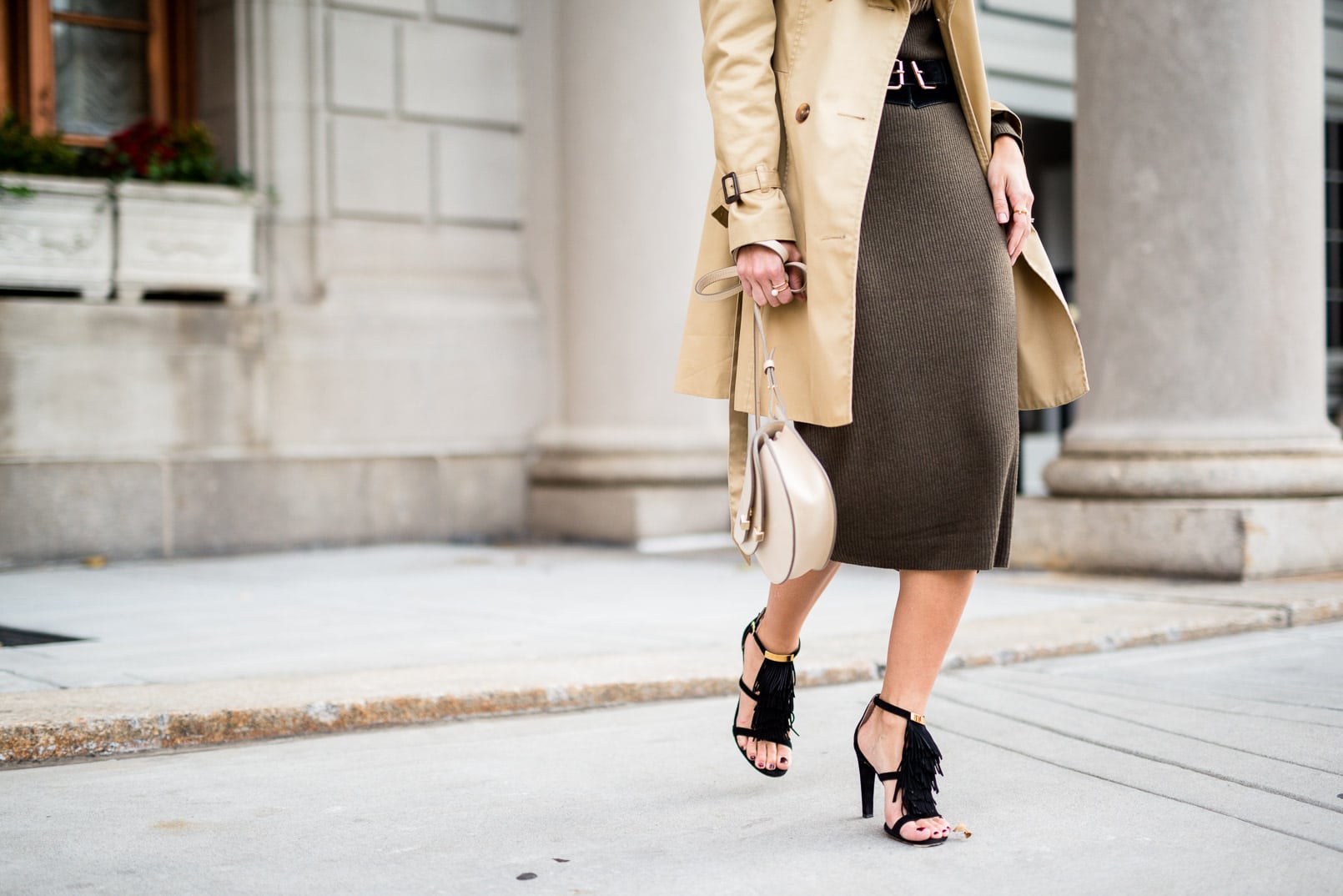 Pam Hetlinger wearing a Forever 21 knit midi dress, Chloe Georgia Bag, Chloe Fringe Sandals, Trench Coat and Mirrored Aviators