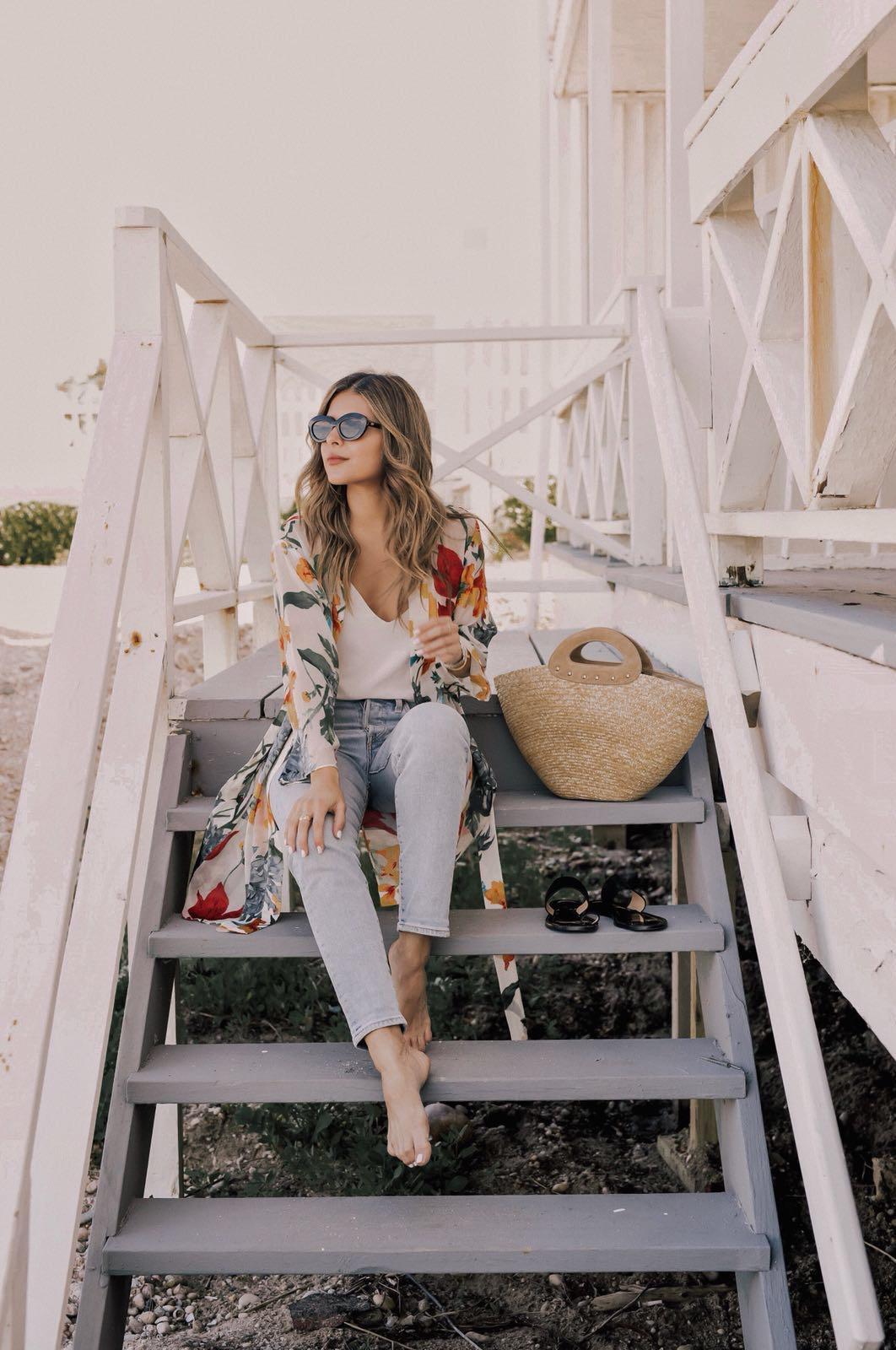 How to Take Better Instagram Outfit Photos by Pam Hetlinger | TheGirlFromPanama.com | Chic Summer Outfit, floral kimono, LA Fashion Blogger, Latina Blogger, levis light wash jeans