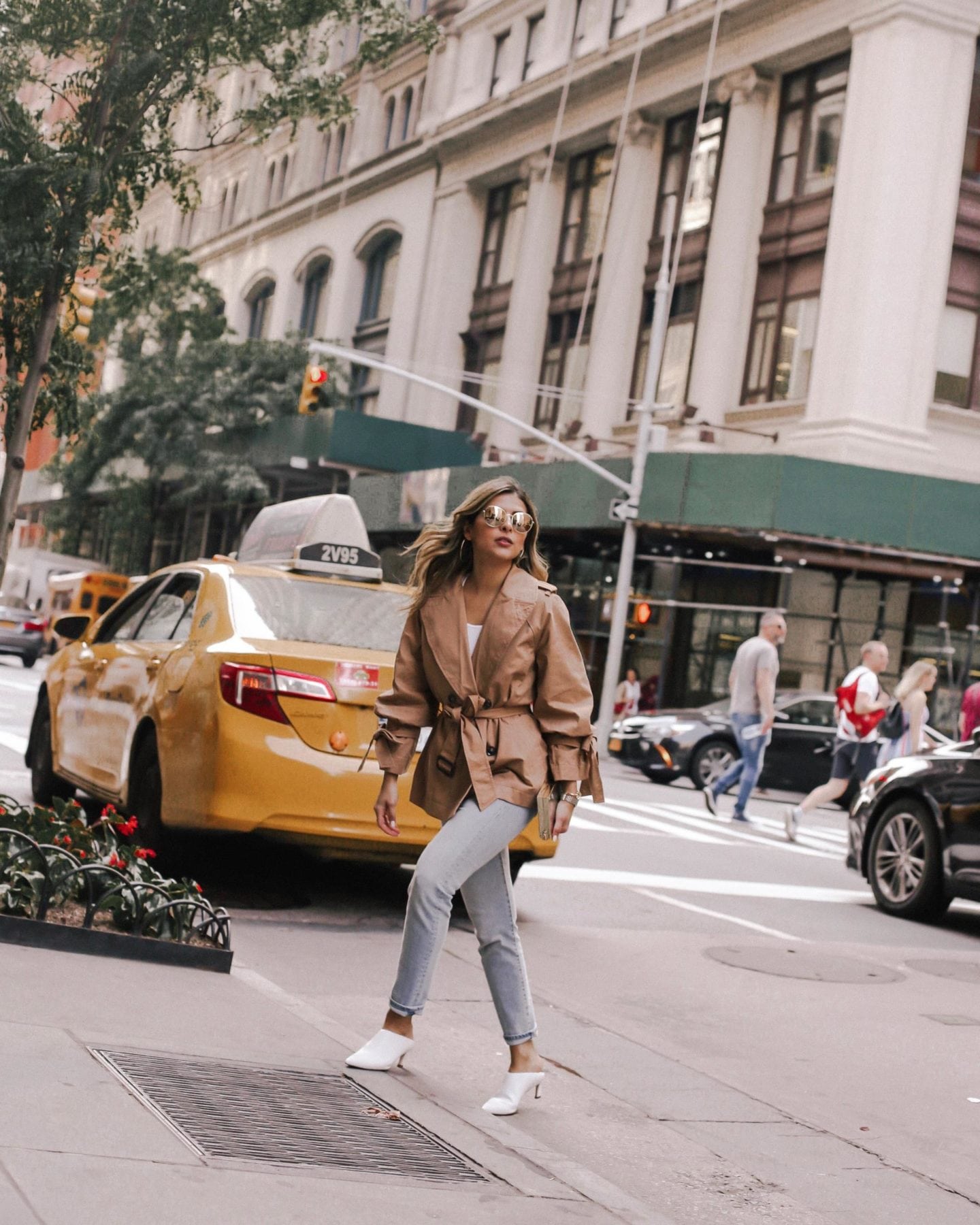 How to Recover After A Long Flight by Pam Hetlinger | TheGirlFromPanama.com | Chic style, stuart weitzman white mules, levis light washed jeans, nyc style, la fashion blogger, pam hetlinger style, chic outfits