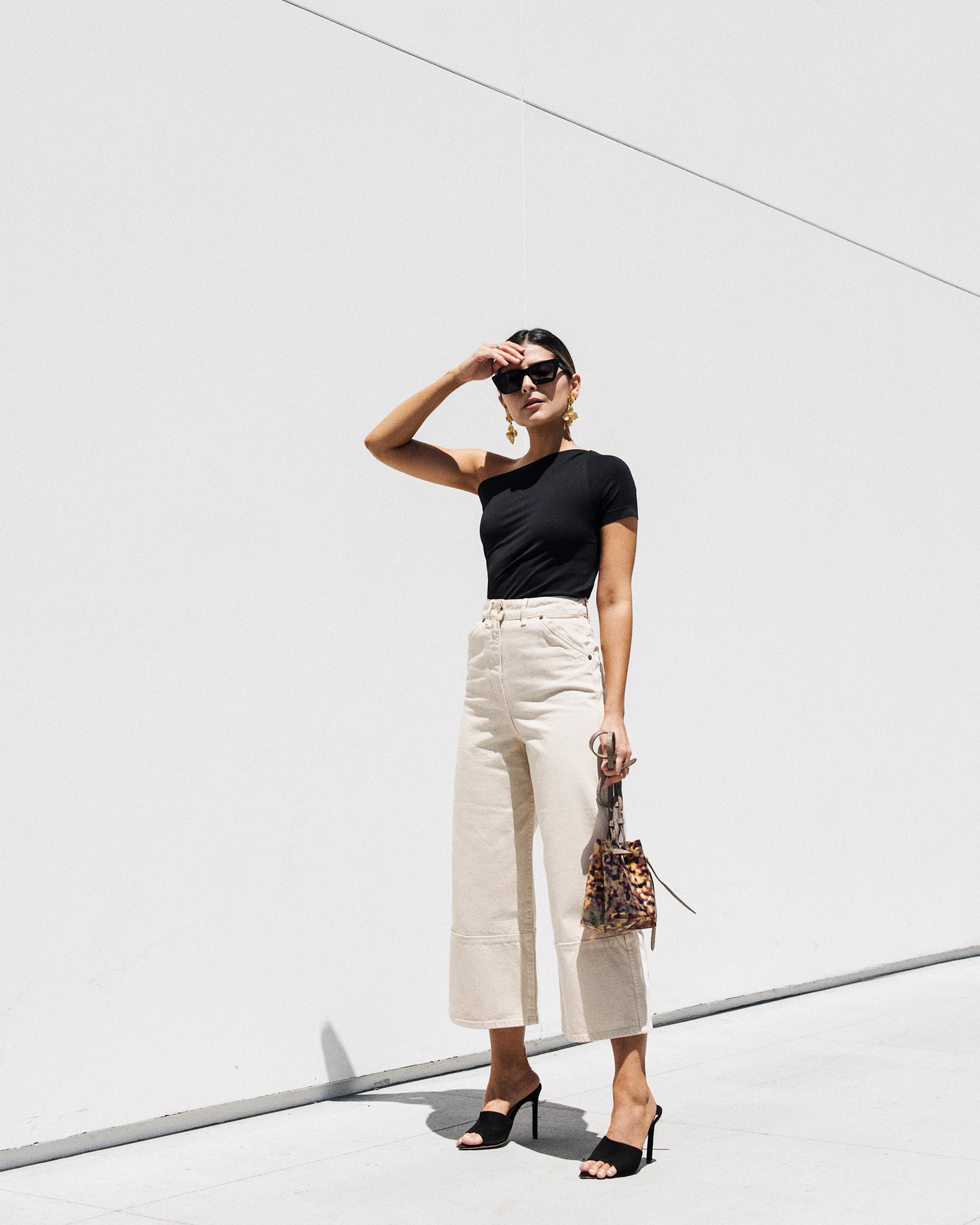 Pieces to bring on your next vacation, trendy vacation outfits, cropped pants trend, saint laurent sunglasses | TheGirlFromPanama.com